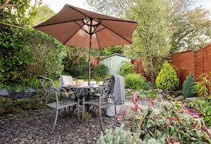 Porthgwidden Cottage, Lelant: The private enclosed garden is a delight
