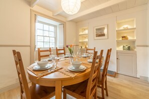 Porthgwidden Cottage, Lelant. Ground floor: Dining room with table and seating for six