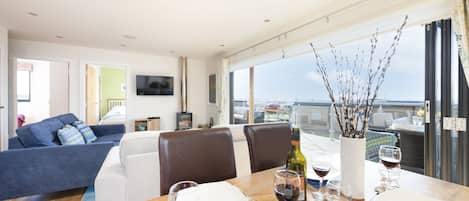 Triskel, St Agnes. Open plan living area with dining table and seating for four