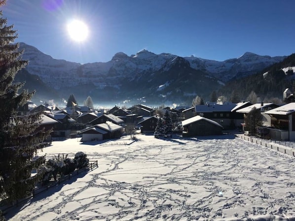 Schnee, Gebäude, Fenster, Einfrieren, Haus, Steigung, Grundeigentum, Holz, Geologisches Phänomen, Baum