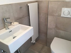 Eigentum, Sinken, Zapfhahn, Bad Sink, Armatur, Badezimmer, Interior Design, Fussboden, Wand, Materialeigenschaft
