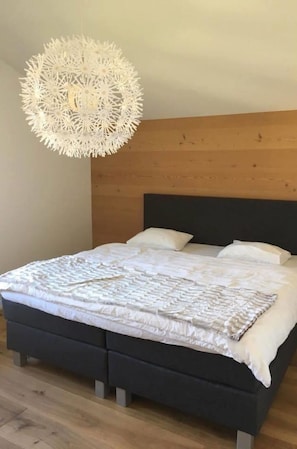 Eigentum, Möbel, Holz, Komfort, Interior Design, Fussboden, Flooring, Rechteck, Schatten, Bettrahmen