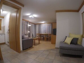 Furniture, Comfort, Wood, Architecture, Table, Interior Design, Flooring, Living Room, Floor, Real Estate