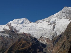 Sky, Mountain, Snow, Ecoregion, Natural Landscape, Slope, Landscape, Geological Phenomenon, Glacial Landform, Hill