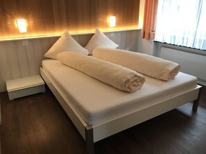Holz, Schlafzimmer, Interior Design, Flooring, Möbel, Fussboden, Bett, Bettdecke, Bedding, Bettrahmen