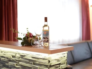 Bouteille, Drinkware, Bois, Rideau, Bouteille En Verre, Boisson Alcoolisée, Plante, Du Vin