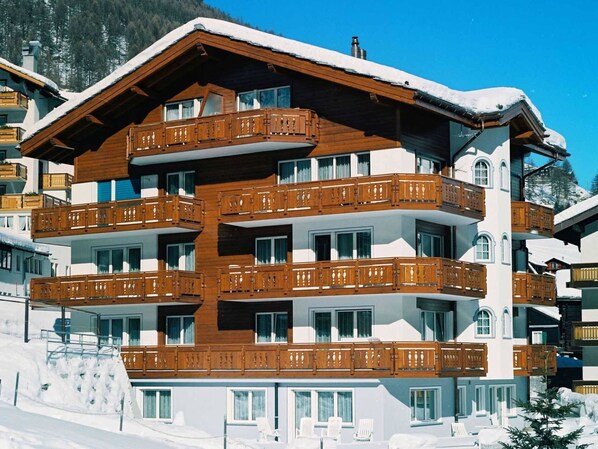 Propriété, Bâtiment, Ciel, Fenêtre, Architecture, Bois, Arbre, Design Urbain, Neige, Façade