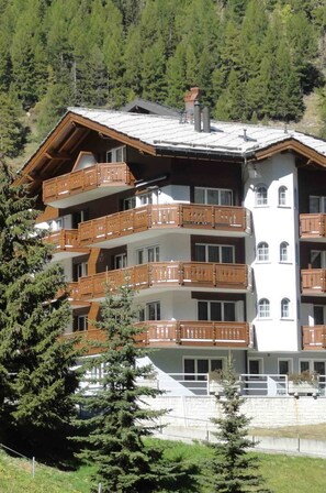 Bâtiment, Fenêtre, Propriété, Plante, Arbre, Bois, Maison, Architecture, Biome, Zone Résidentielle