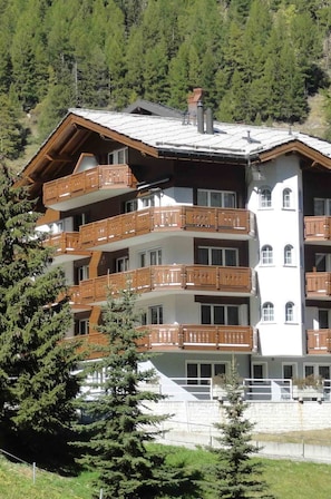 Bâtiment, Fenêtre, Propriété, Plante, Arbre, Bois, Maison, Architecture, Biome, Zone Résidentielle