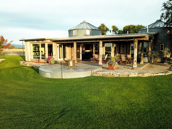 Stunning building, beautiful outdoor areas, architectural masterpiece inside.