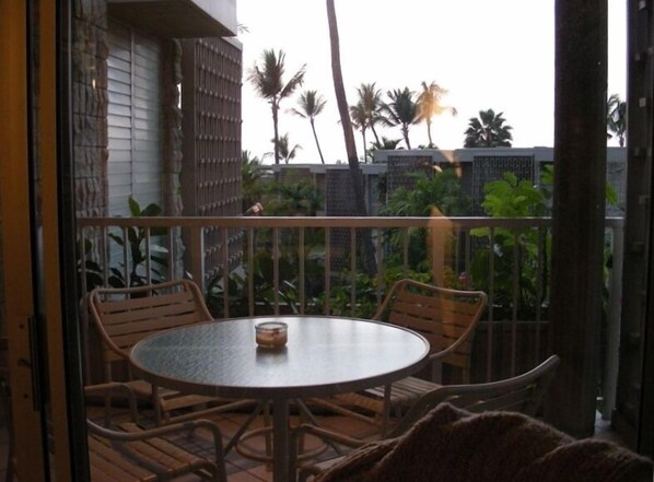 Covered lanai with peak-a-boo ocean and sunset views!!