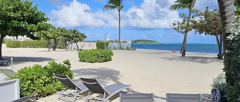 Votre terrasse sur le bord de la mer des Caraïbes et à côté de la piscine !
