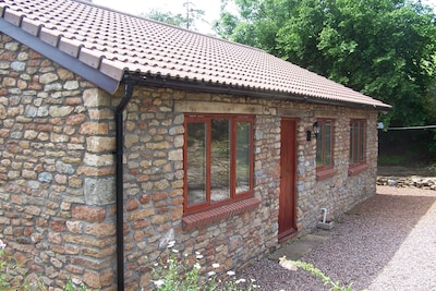 Crook Peak Cottage, idyllic Dog Friendly free use of Swimming Pool and Gym