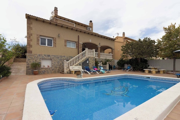 Swimming pool