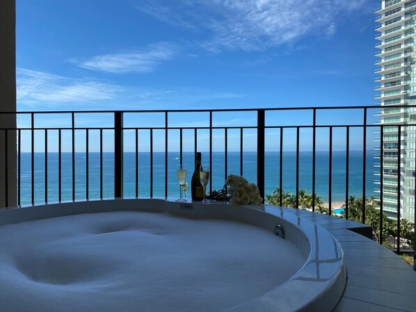 Outdoor spa tub