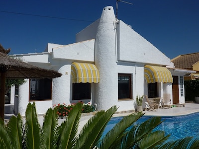 Detached beach villa with private pool only 6 minutes walk to Mil Palmera beach 