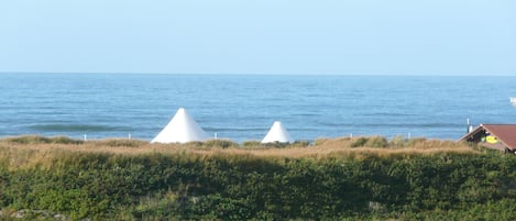 Blick vom Esstisch auf das Meer