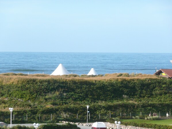 Blick vom Esstisch auf das Meer