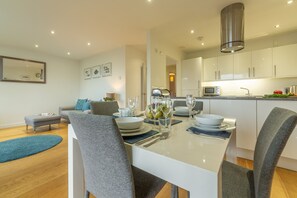 The Fishes, St Ives. Open plan living area with dining table and seating for four