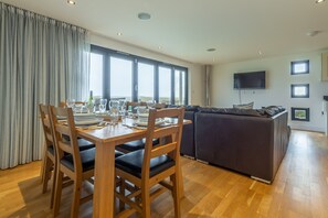 Stargazy, St Agnes. Dining area with table and seating for six