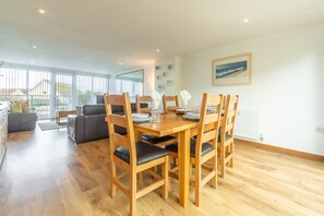 Harbour Lights, Newquay. Upper ground floor: Open plan dining area with table and seating for six