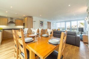 Harbour Lights, Newquay. Upper ground floor: Open plan dining area with table and seating for six