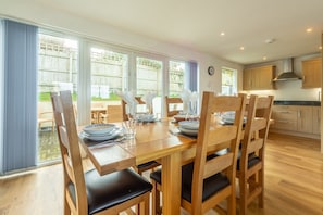 Harbour Lights, Newquay. Upper ground floor: Open plan dining area with table and seating for six