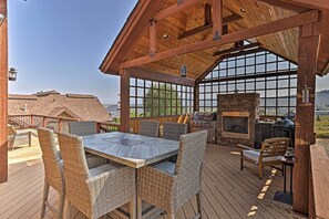 Private Deck | Mountain Views | Outdoor Kitchen | Gas Fireplace