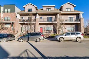 3-Story Townhome | In-Unit Laundry | 0.7 Mi to Midtown Crossing