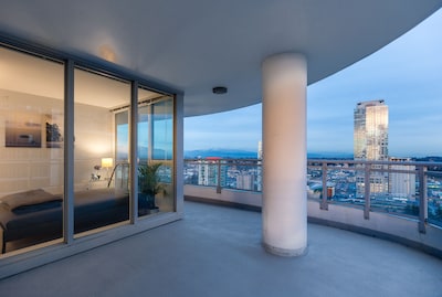 Highrise Luxury Condo with Amazing Views