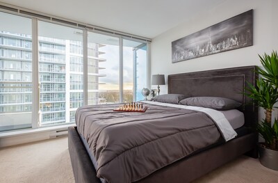 Highrise Luxury Condo with Amazing Views