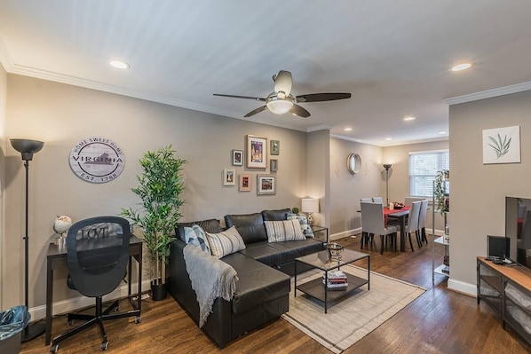 Spacious Living Room w/ Sofa Bed