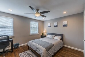 Bedroom 1 - 1 Queen Bed