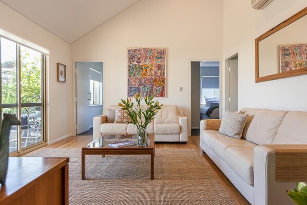 Welcome to Seaside Apartment- Chic open plan apartment 