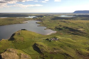 Photo of the farmhouse and its surroundings.