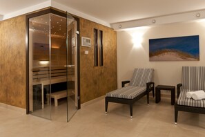 Loungebereich mit TV und Musikanlage