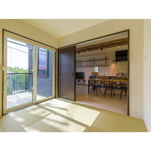 [Japanese-style room] Light comes in through a large window