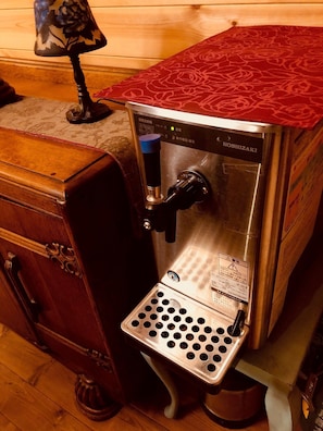 Draft beer can be drunk free of draft beer server.