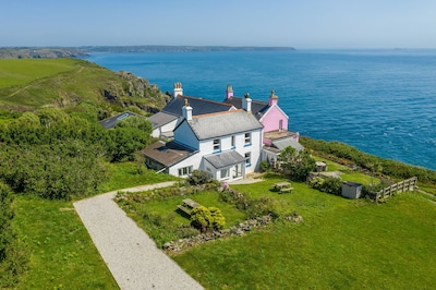 Coastal cottage - sea views on coast path, amazing local beaches, The Lizard