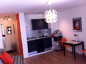 kitchenette toute neuve, toute équipée