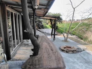 There are eaves where you can enjoy BBQ in the rain.