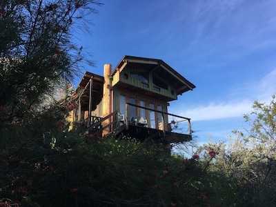 Hilltop cabin with panoramic lake & mountain views