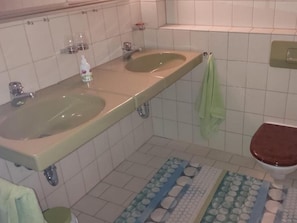 Speckbichlhaus 203 qm Balkon, 4 Schlafzimmer, Wohnzimmer, Küche, max. 8 Personen-Badezimmer