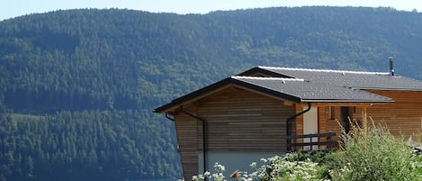 Haus Claxton is a modern chalet-style house with superb lake and mountain views