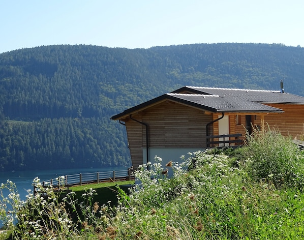 Haus Claxton is a modern chalet-style house with superb lake and mountain views