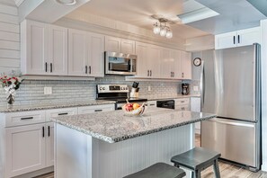 Stainless steel appliances and plenty of cabinet space for your use