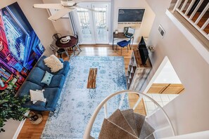 Wow, Jessica Joy's pad was a real treat! The spot was top-notch, better than I'd even thought it would be. Perfectly wedged between all the fun stuff around, yet somehow still as peaceful as a Zen garden, especially if you're travelling with a family. 