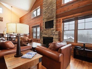 StayWinterPark 25 Discovery Lane Rendezvous living room view