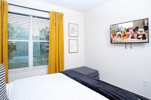 Downstairs Bed Room W Queen Bed &amp; TV 
