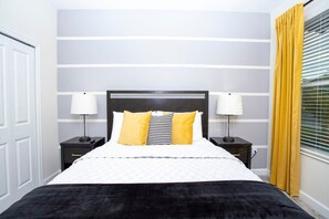 Downstairs Bed Room W Queen Bed 